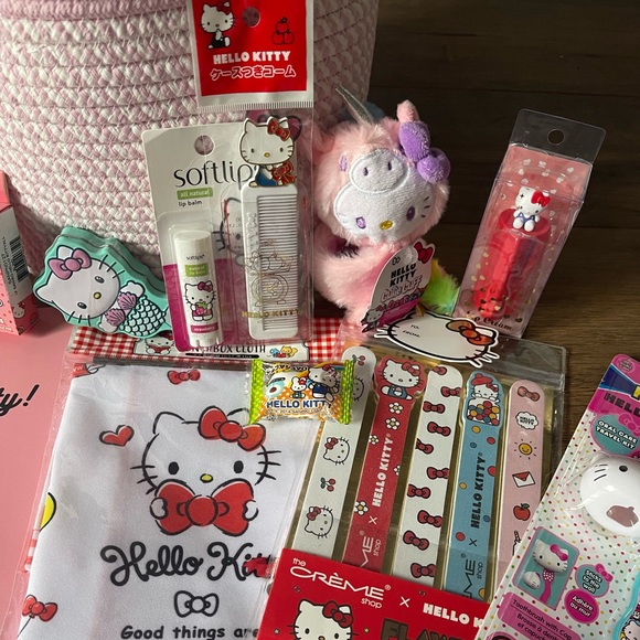 One Left! FREE SHIPPING (NWT) ULTIMATE HELLO KITTY GIFT BASKET!! - Picture 11 of 13